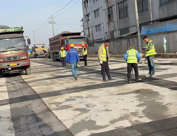 良庆老材料的新故事：玻璃纤维土工格栅如何在‘白改黑’浪潮中重获新生？