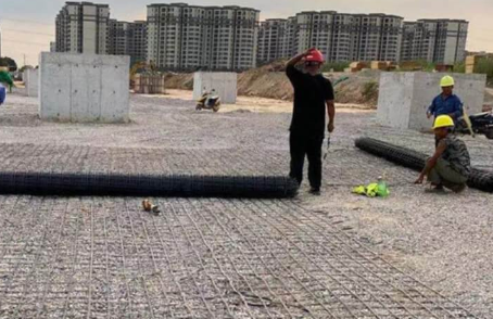 良庆土工格栅铺设前地基要怎么处理？